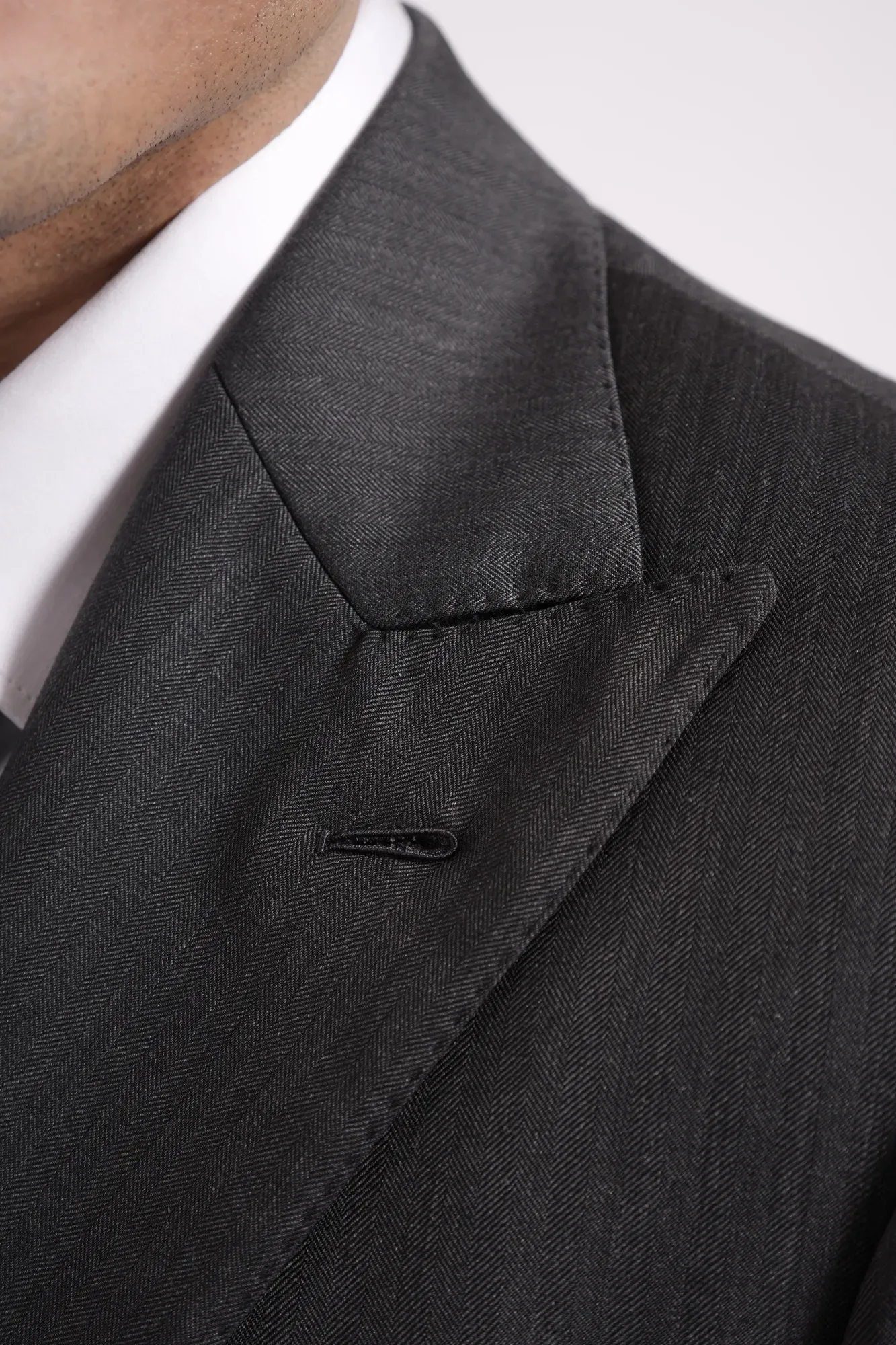 Peak lapel with a hand-finished buttonhole